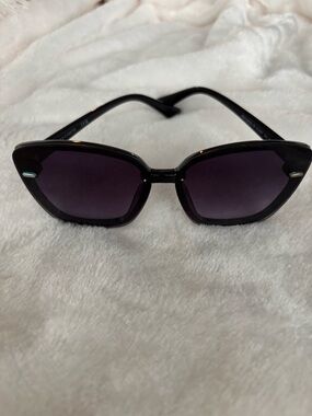 Vince Camuto VC907 Cat Eye Sunglasses - Black